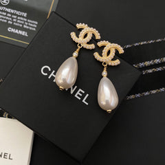 Classic pearl earrings