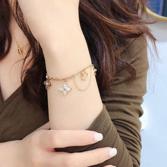 Fashionable hollow pendant bracelet