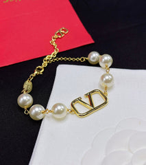 Pearl V bracelet