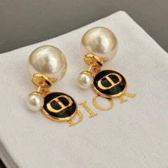 Fashionable pearl earrings