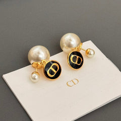 Fashionable pearl earrings